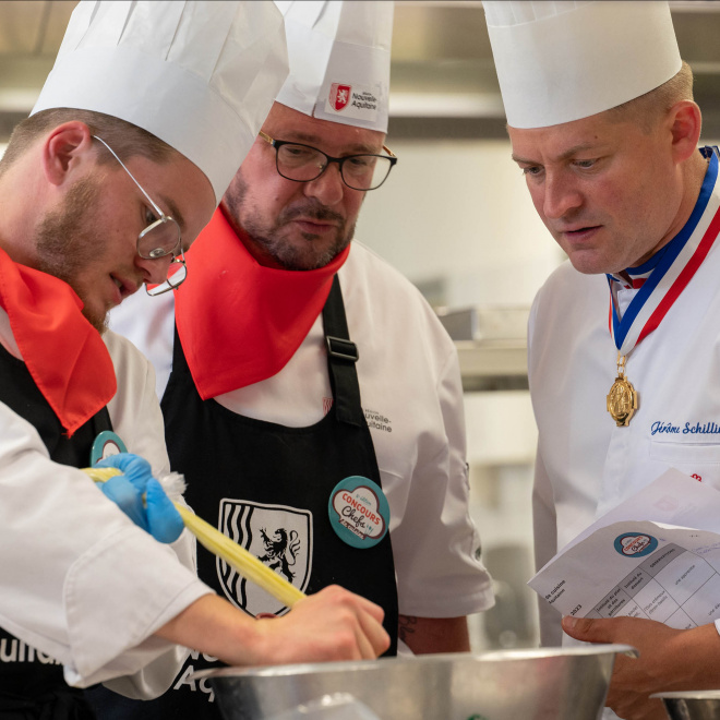 Concours des chefs 2023 - Un MOF et des cuisiniers dans une cuisine collective