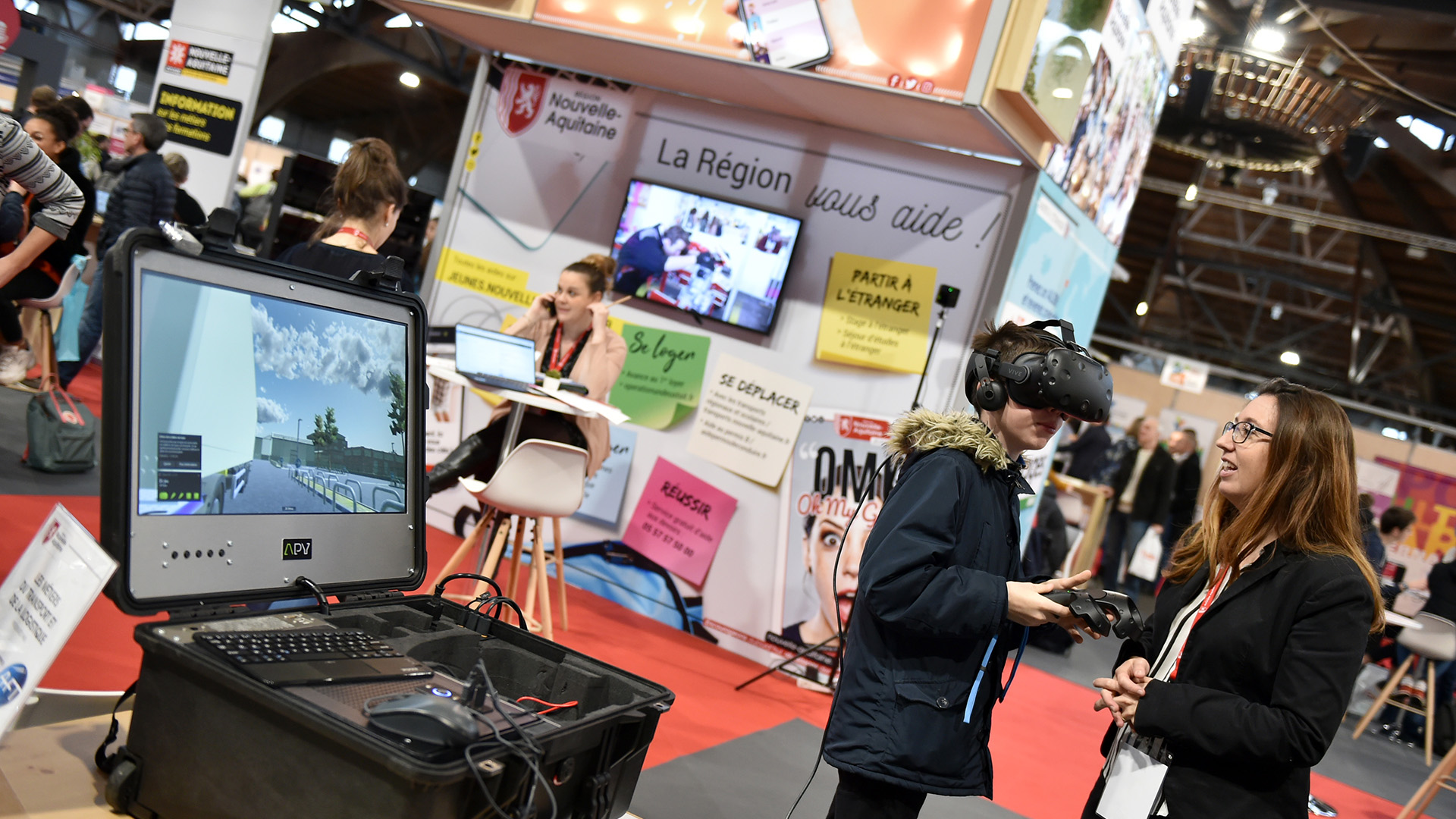 Jeune avec lunette de réalité augmentée et écran