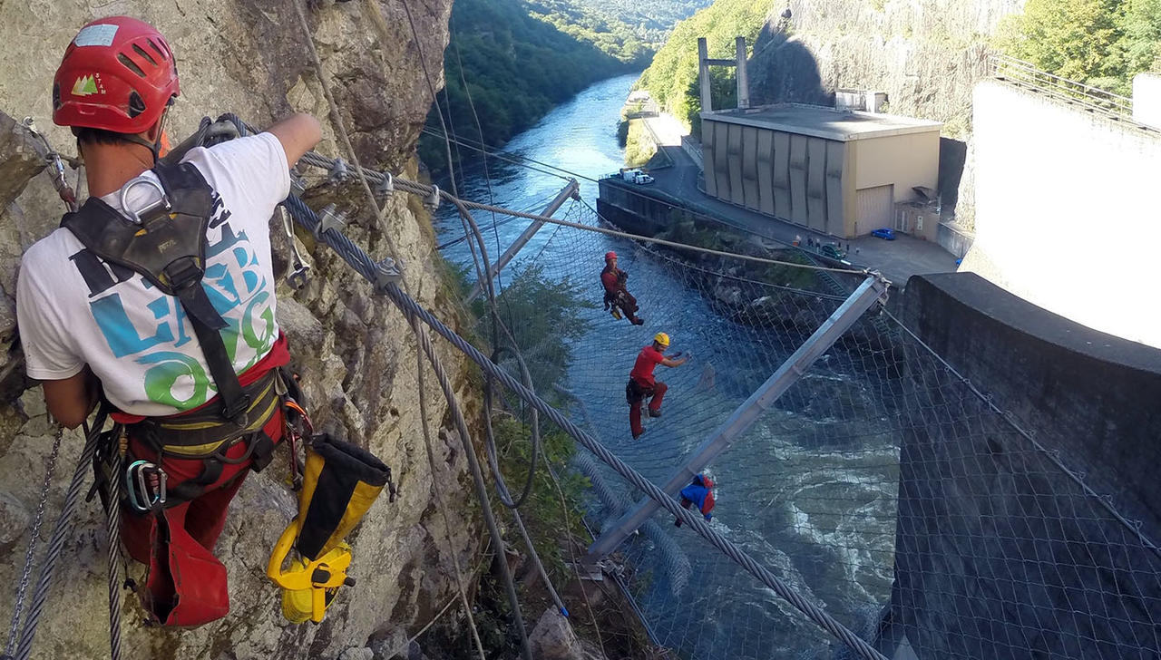 Des montagnards sur le fil