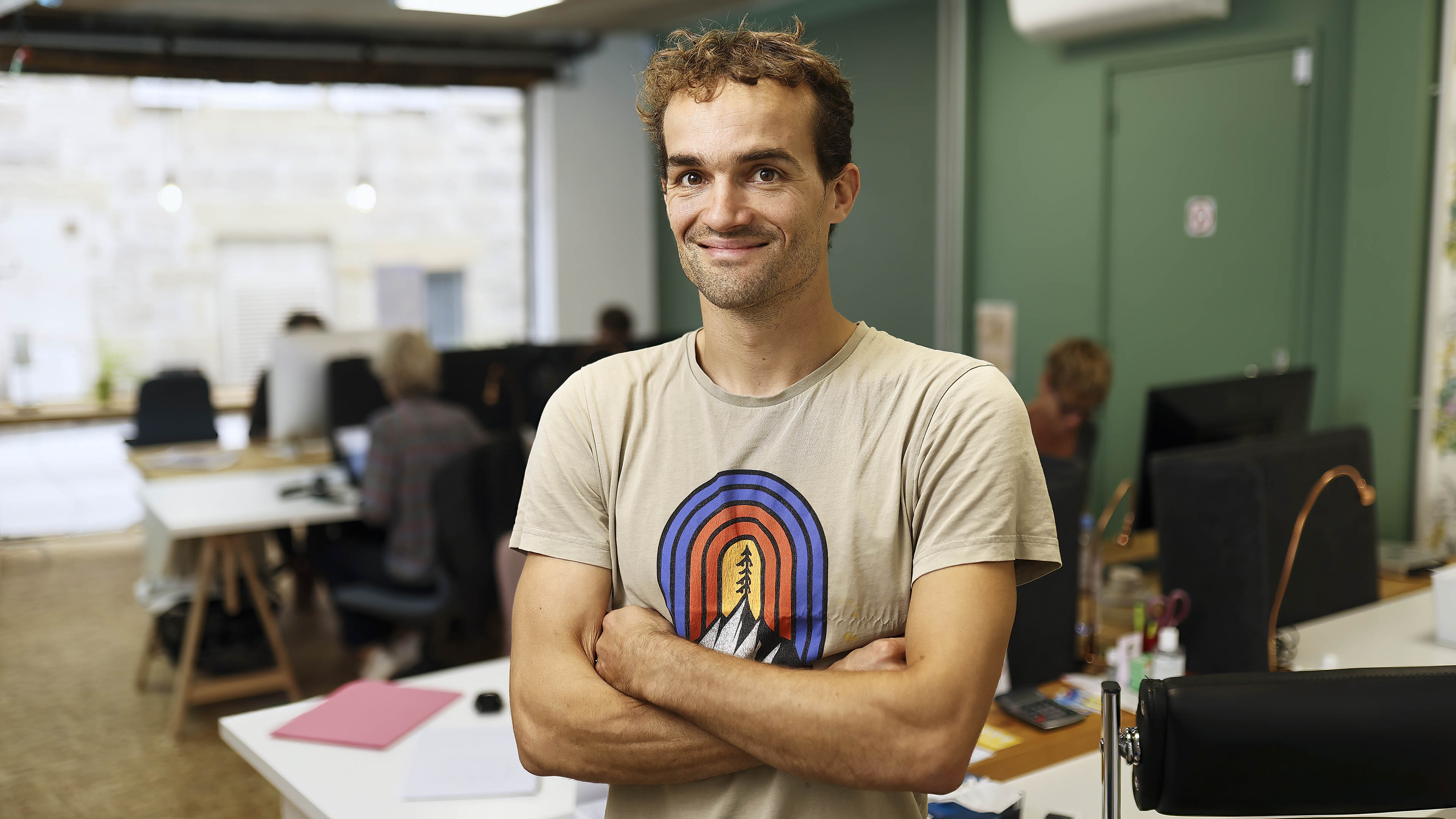 Homme souriant de face, bras croisés
