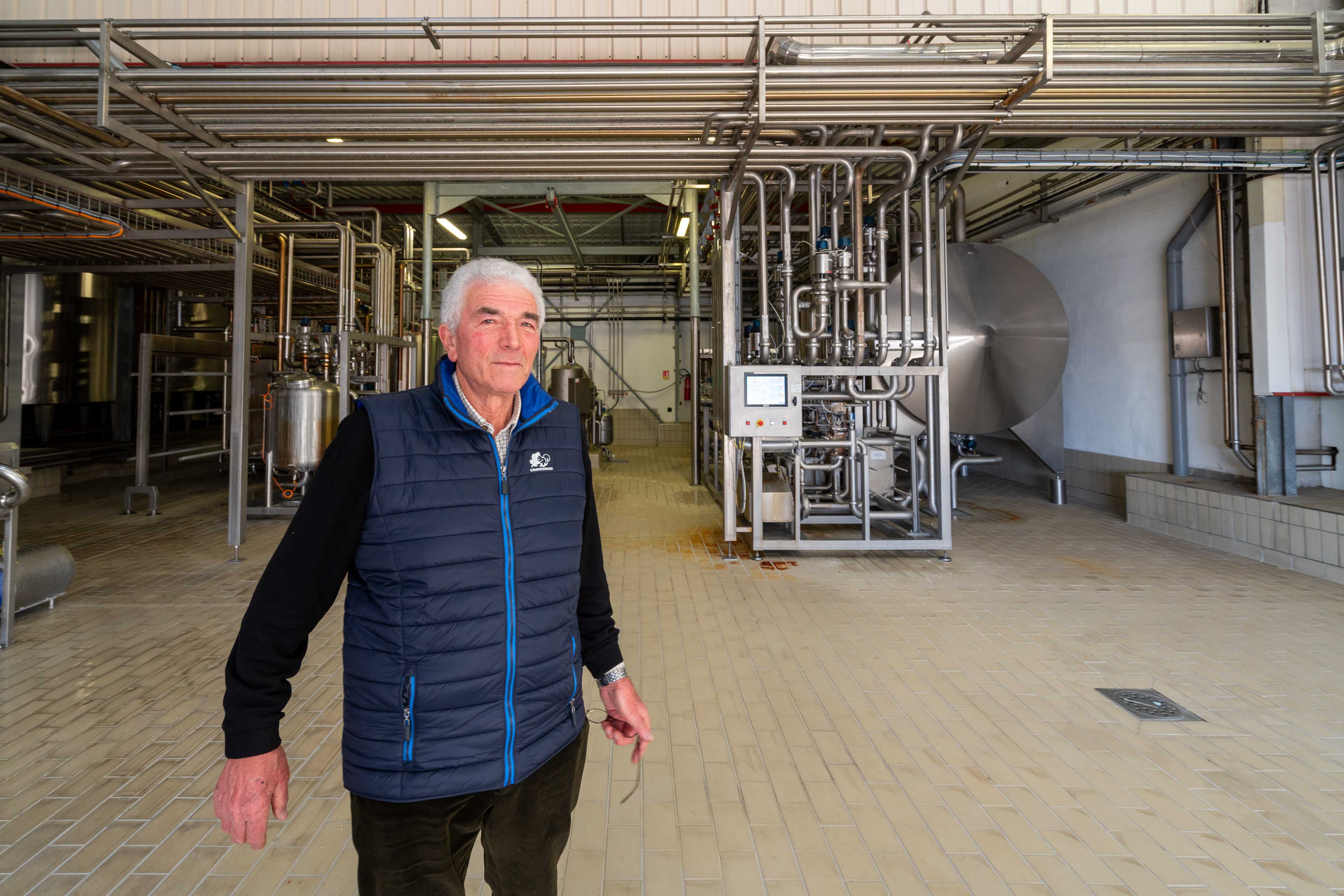 Jean-Claude Chavegrand devant des cuves de lait