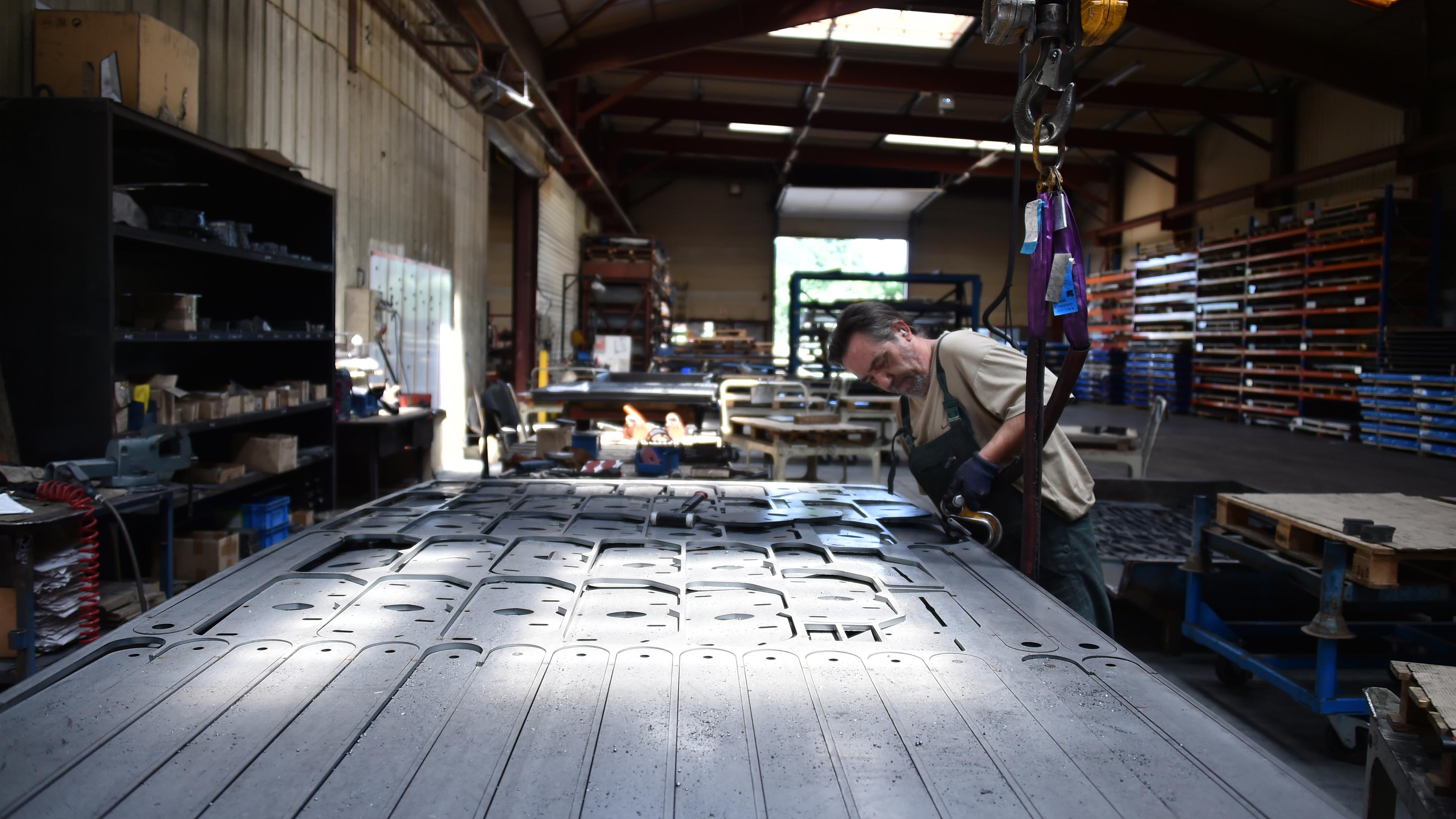 Hangar de l'entreprise avec un salarié