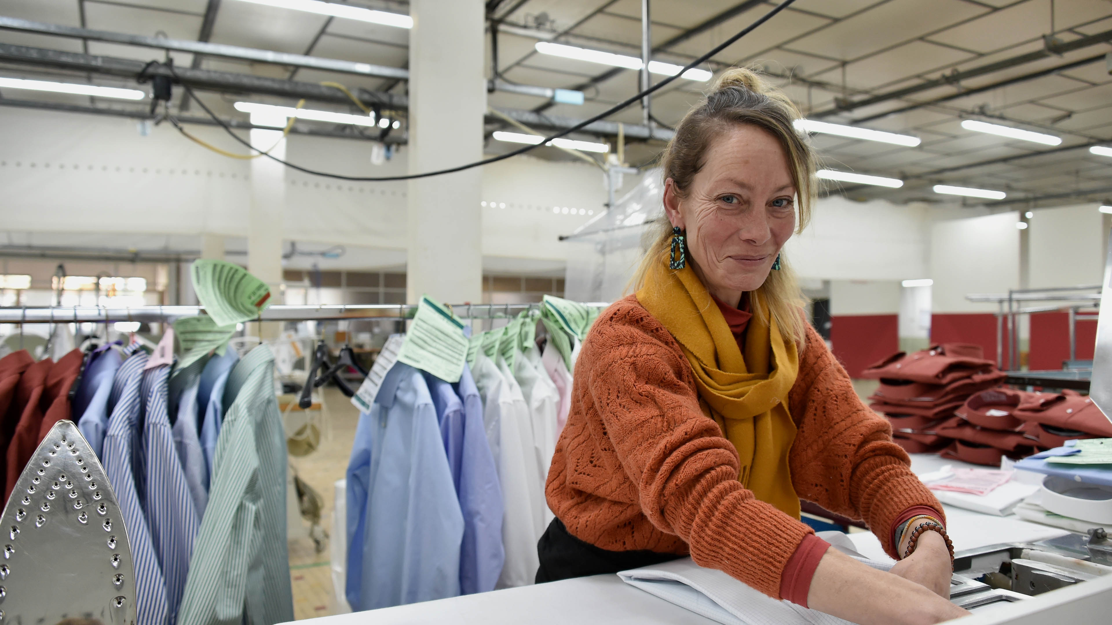 Salariée dans l'atelier de travail