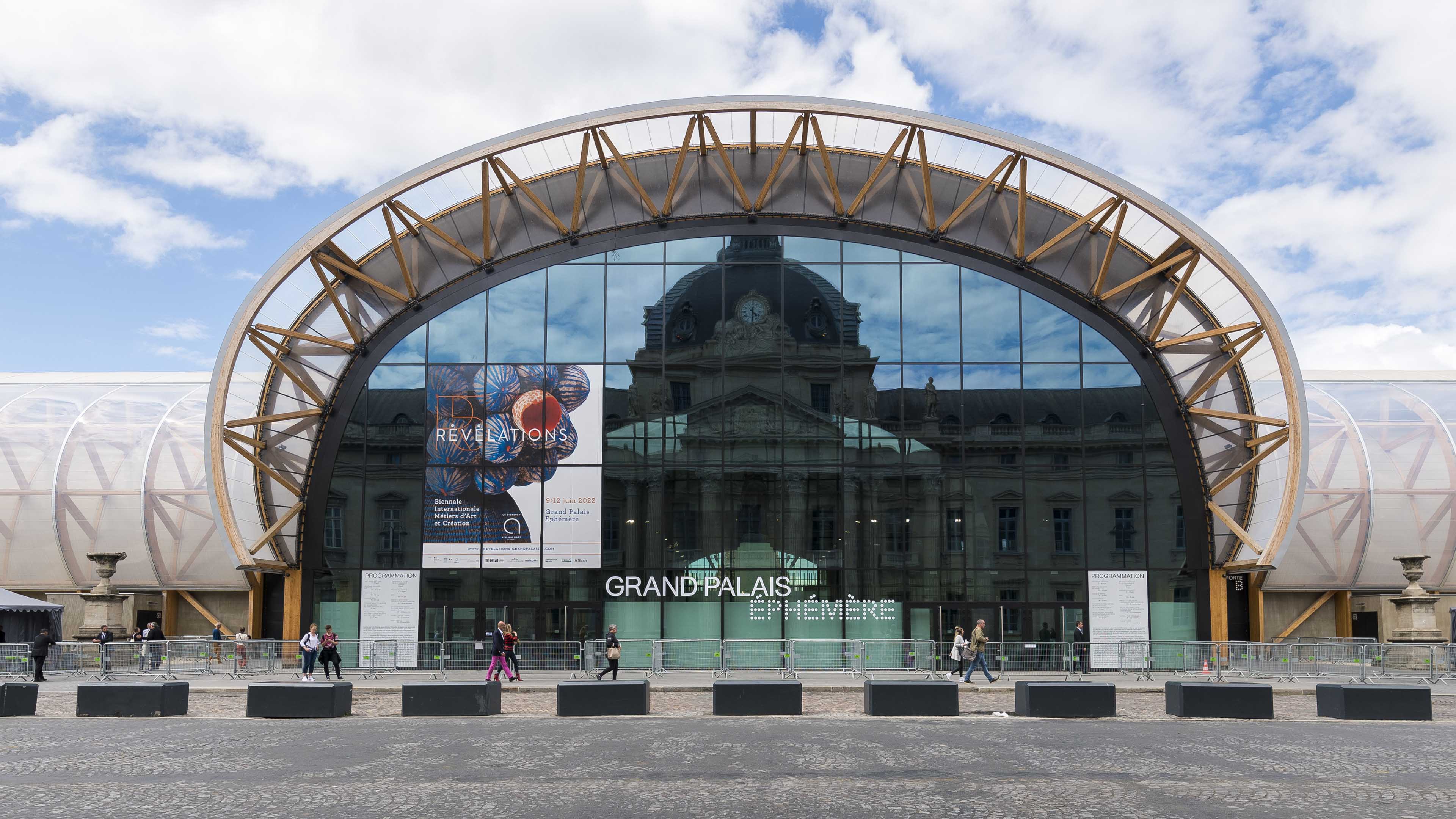 Entrée du Grand Palais lors du salon Révélations 2022