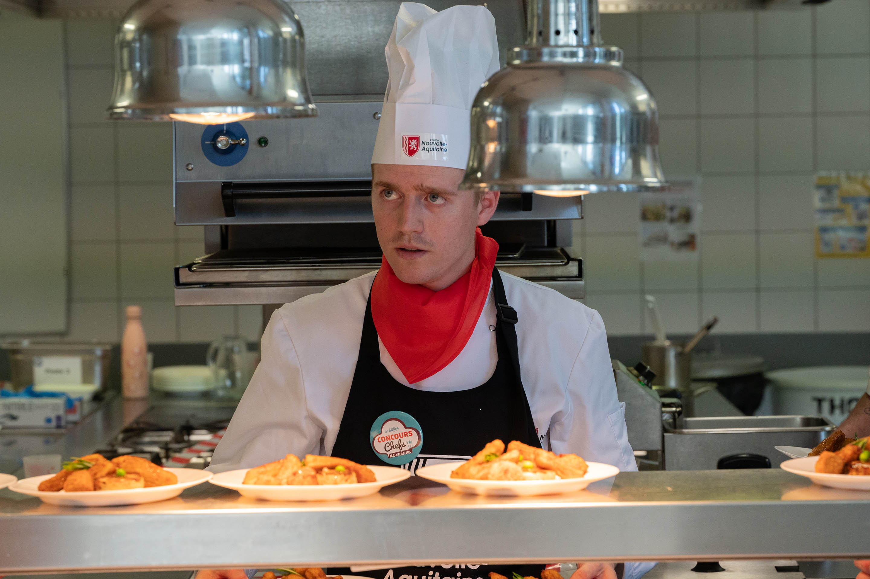 Un cuisiner dans une cuisine collective