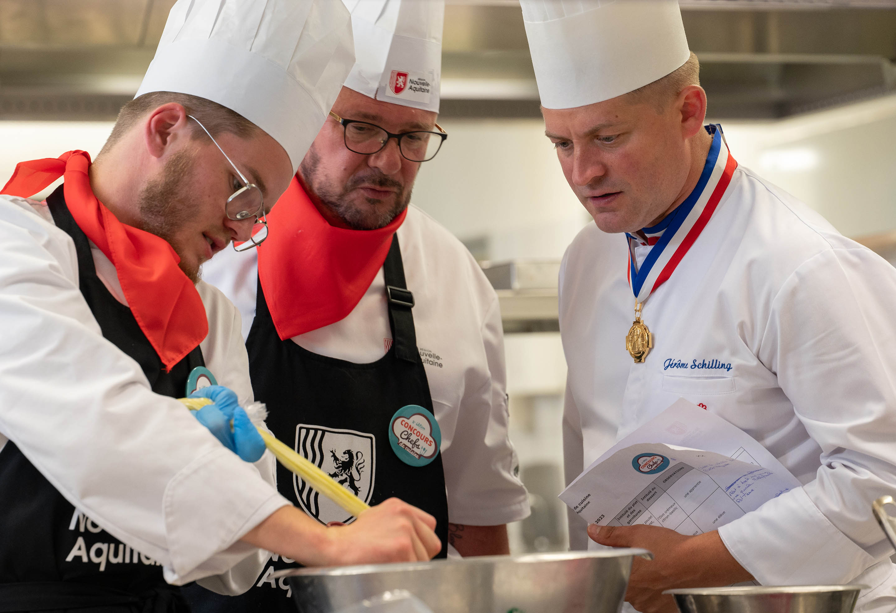 Concours des chefs 2023 - Un MOF et des cuisiniers dans une cuisine collective