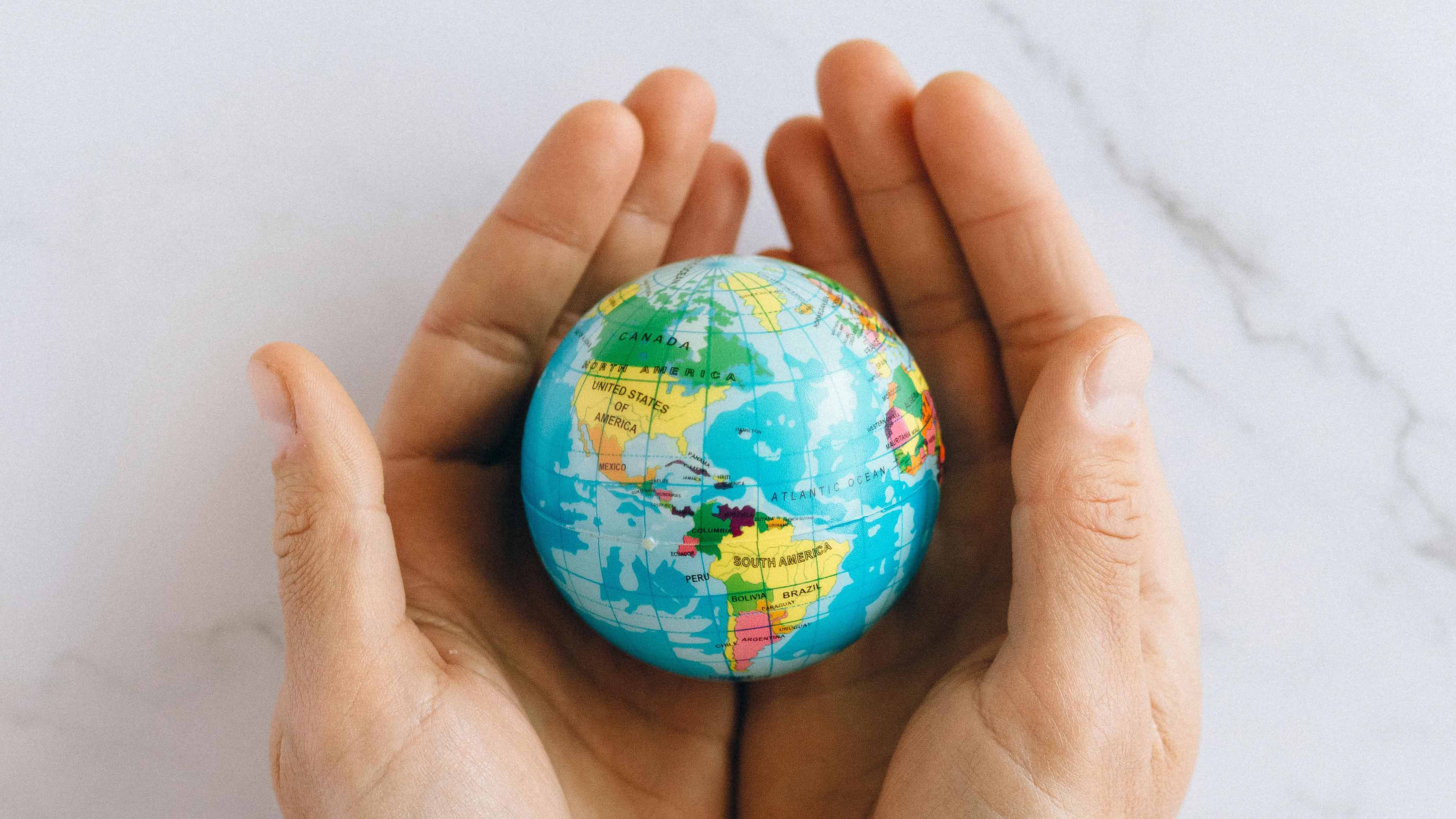 globe dans des mains