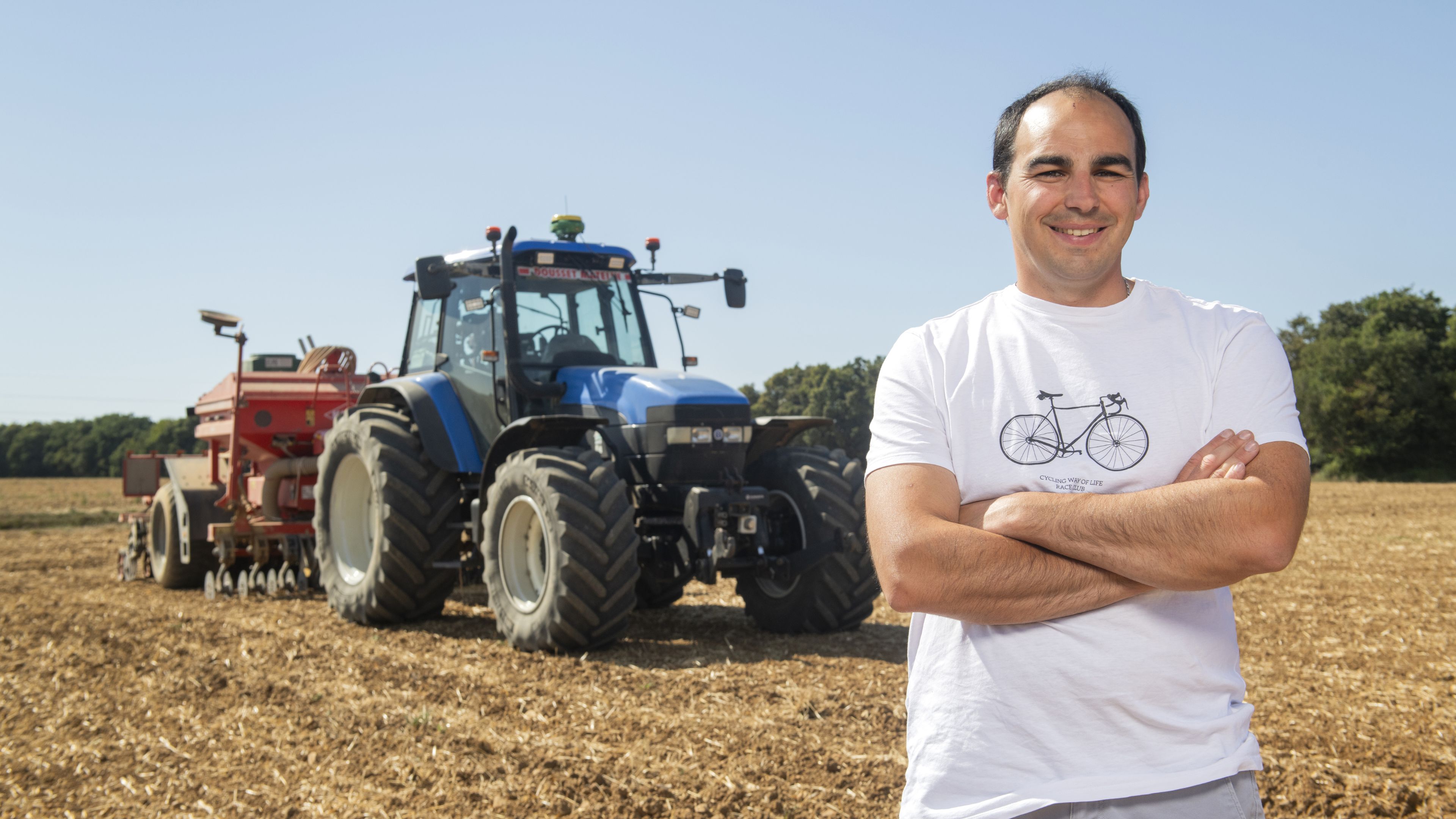 agriculteur devant tracteur