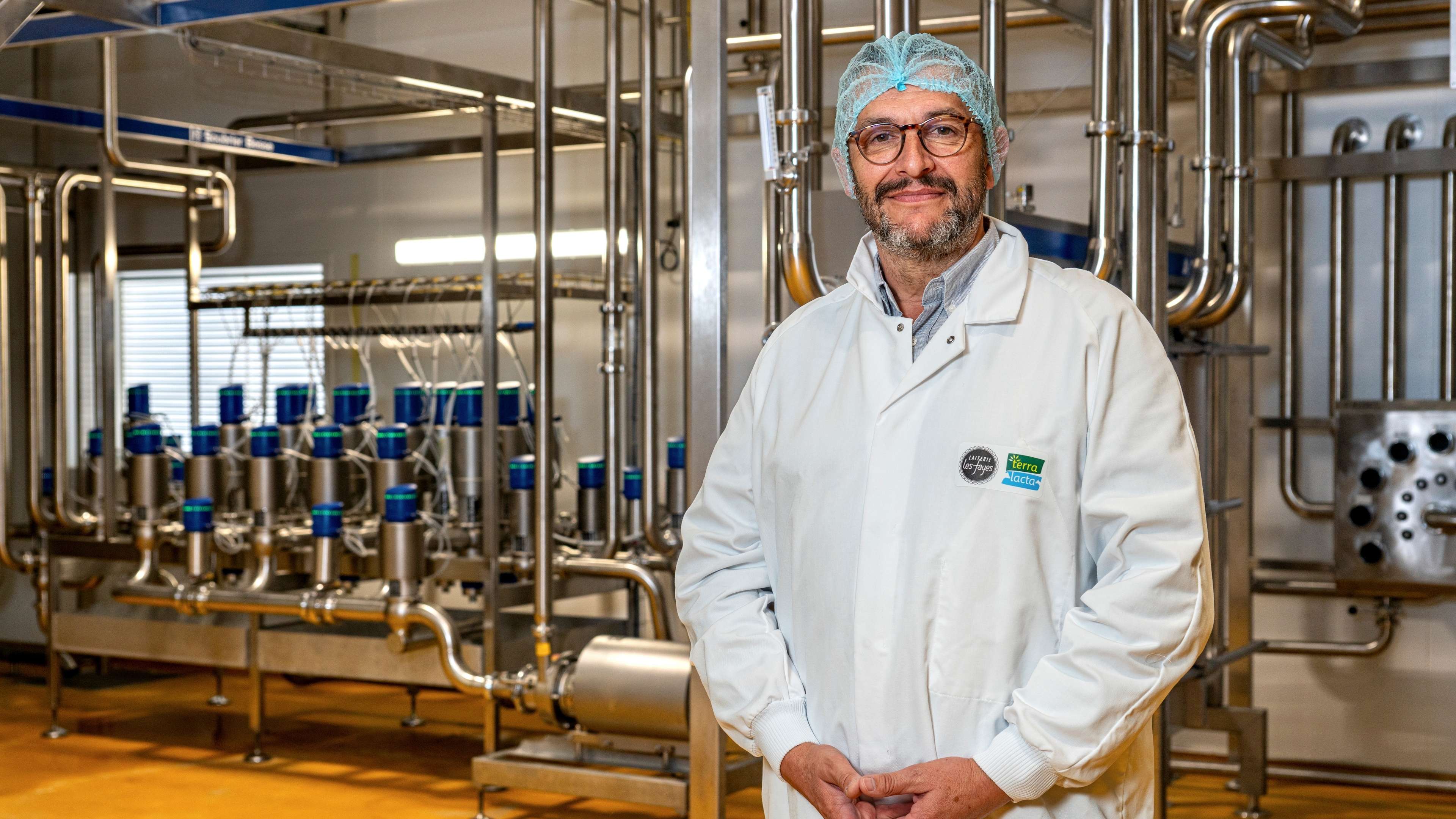 Homme devant machine lait