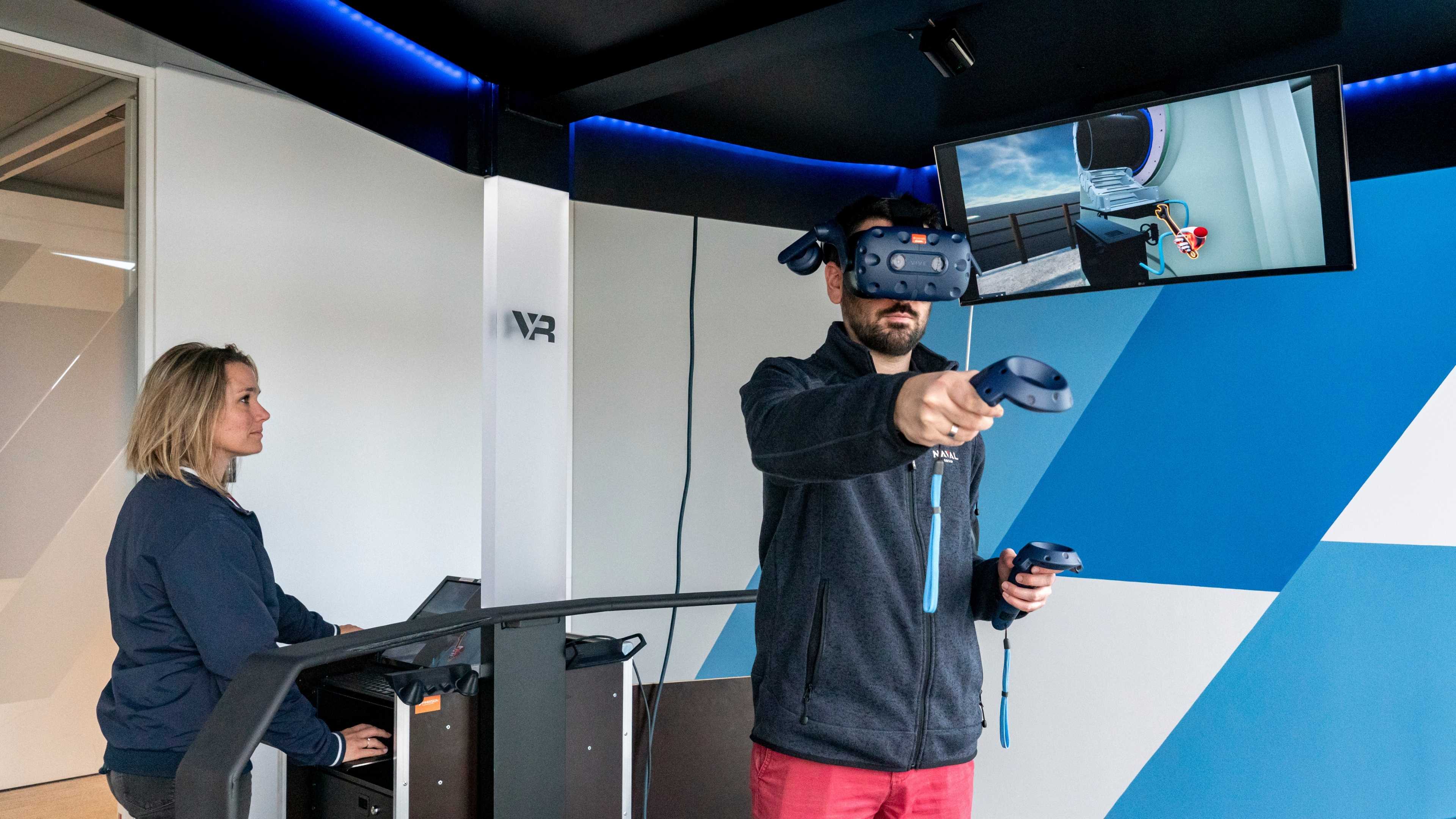 Homme avec un casque de réalité virtuelle