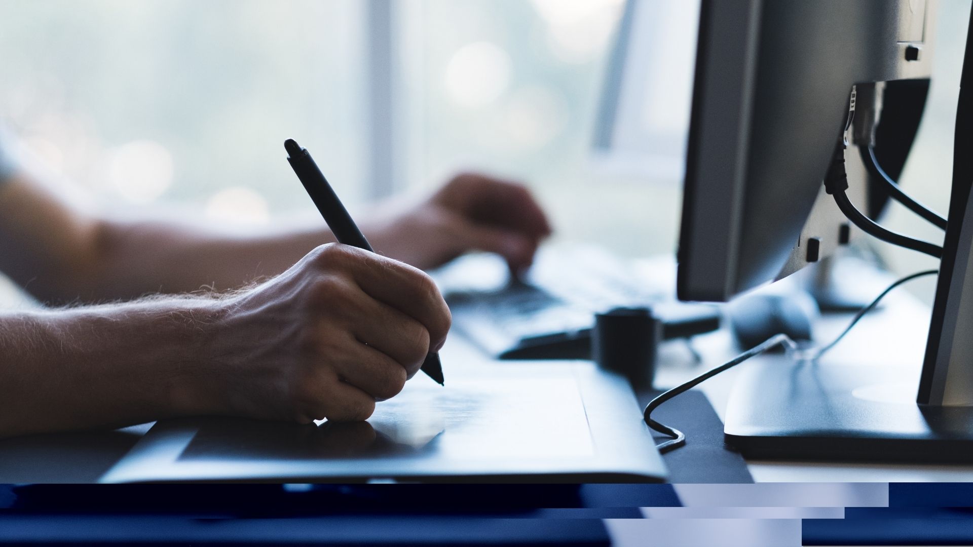 mains utilisant tablette graphique