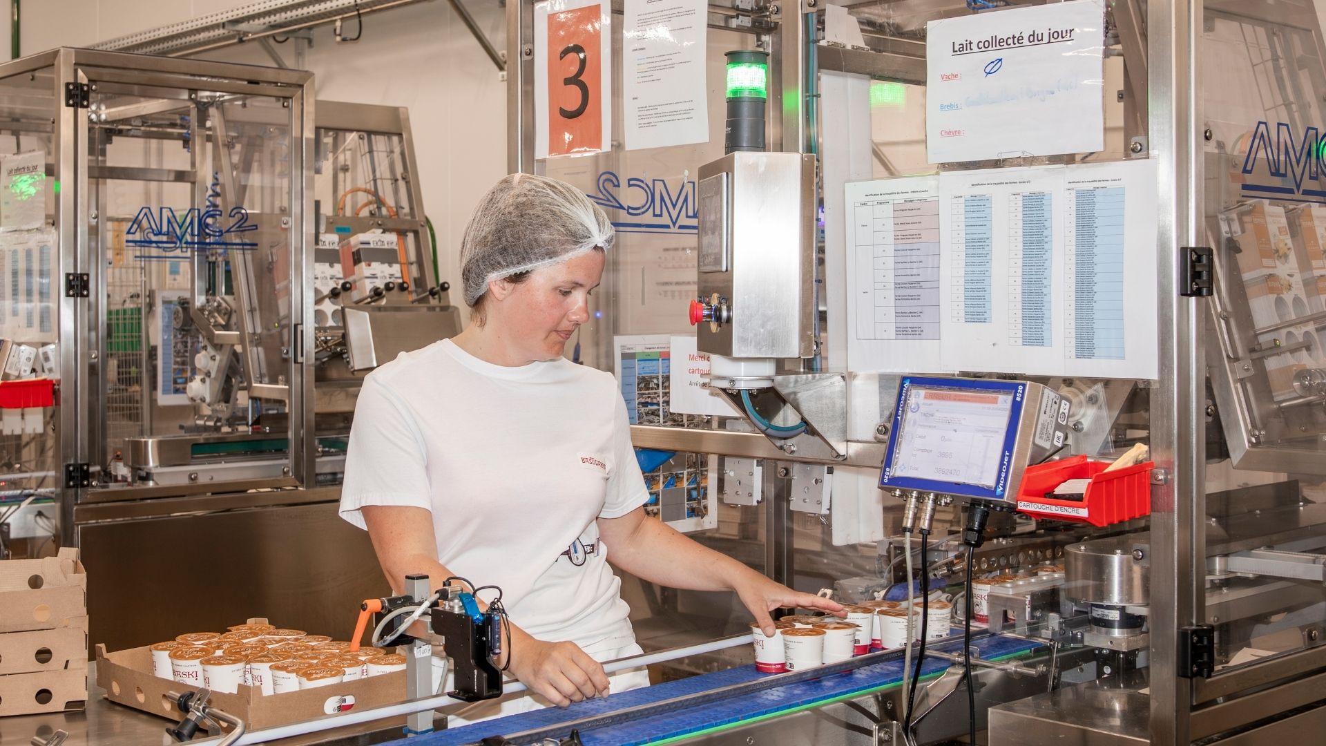 femme dans usine de yaourts
