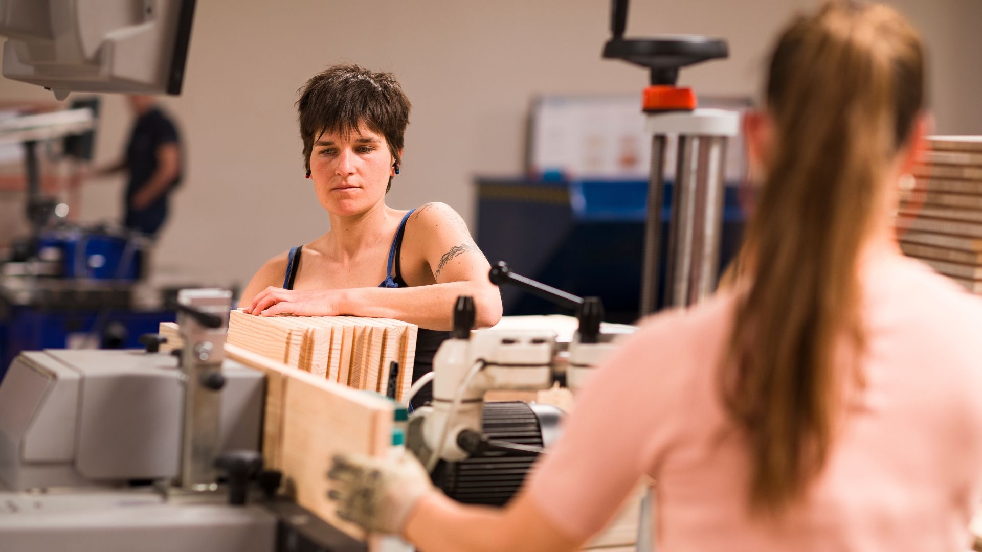 Femmes dans une usine de bois