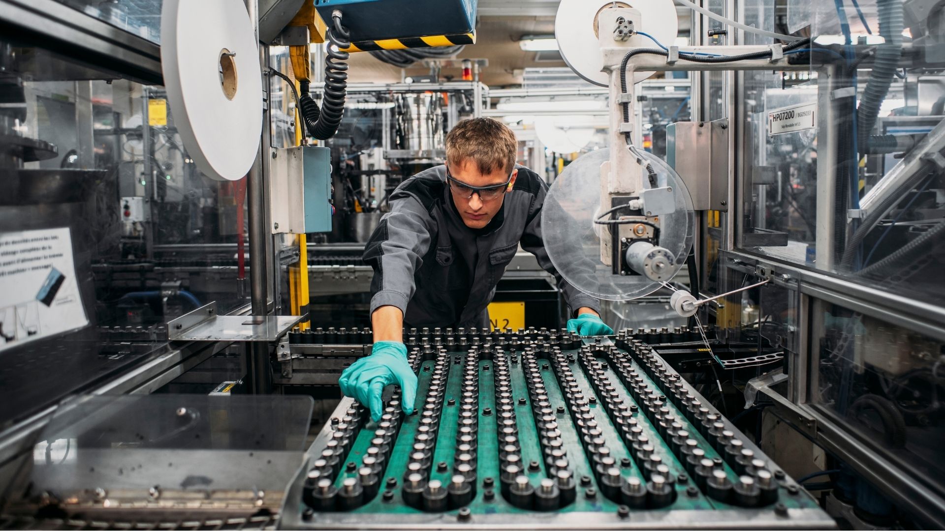 Hommes travaillant devant batteries
