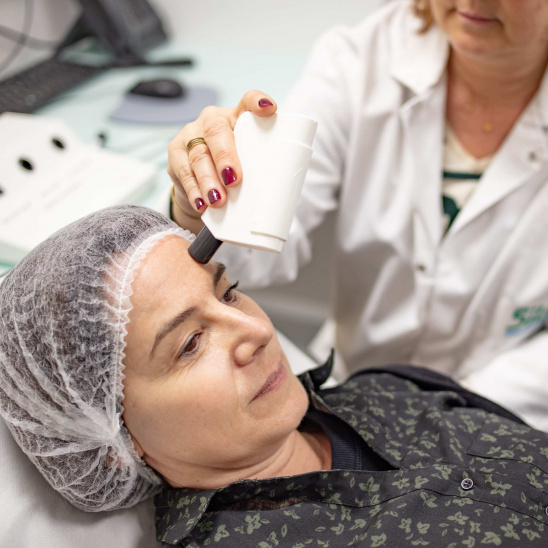 Femme en traitement de peau