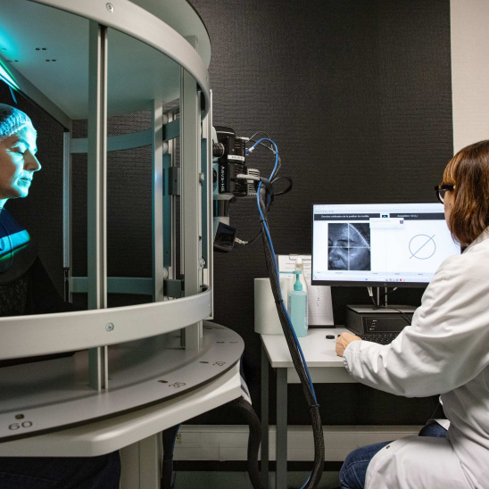 Deux femmes dans le laboratoire