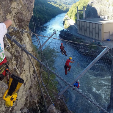 Des montagnards sur le fil