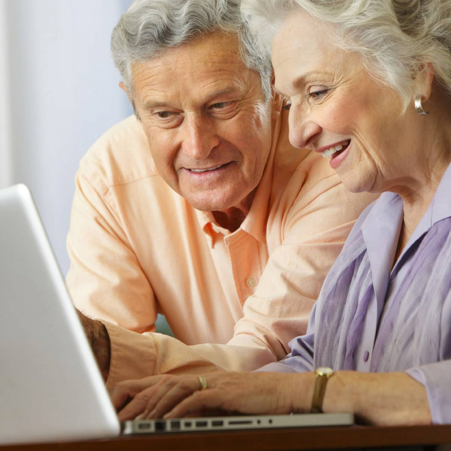 Couple de seniors devant un ordinateur portable
