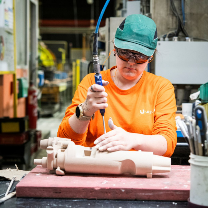 femme travaillant une pièce