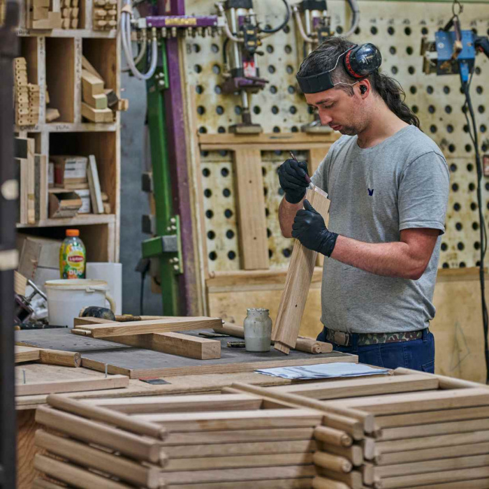 Homme travaillant le bois