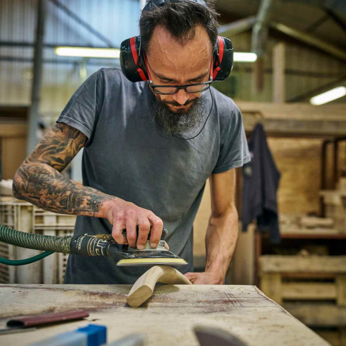 Homme travaillant le bois