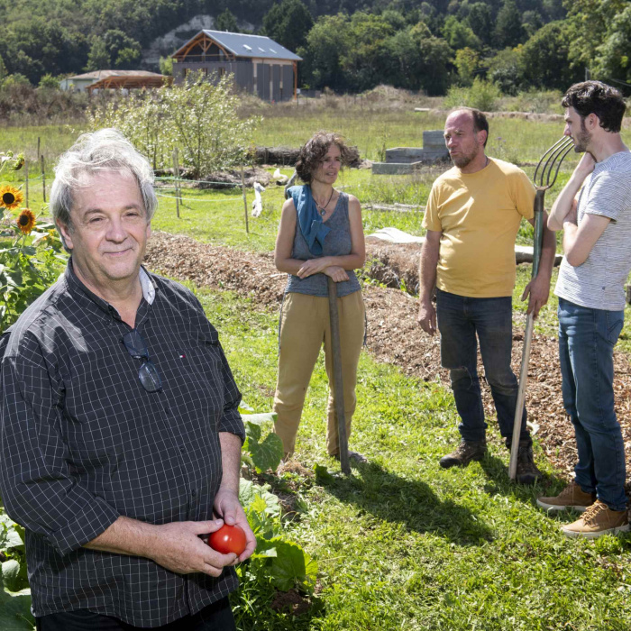 Personnes dans un jardin partagé