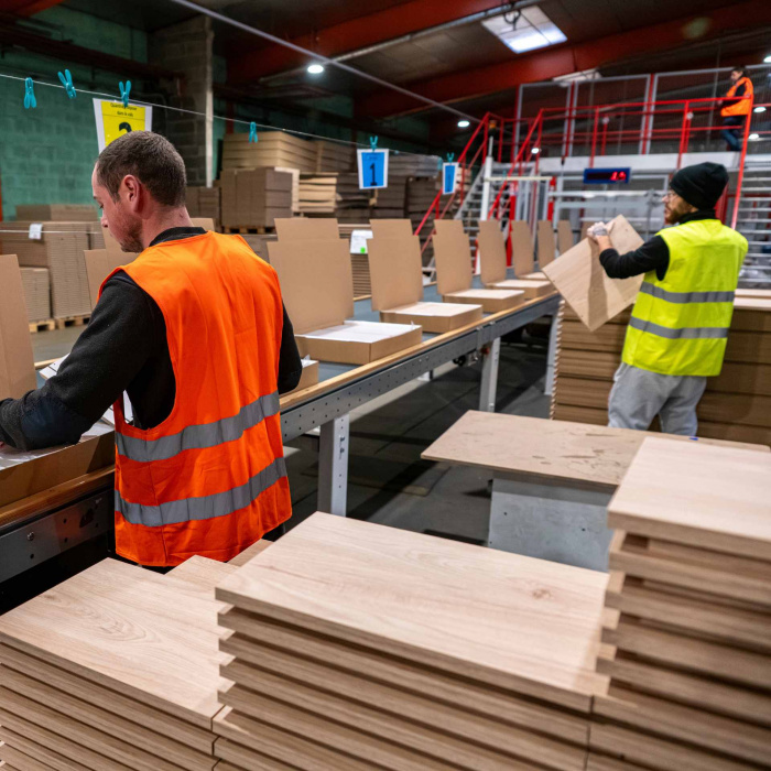 Hommes sur chaine de production