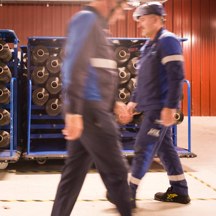 deux hommes se croisant dans usine