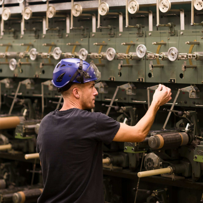 Homme devant machine usine
