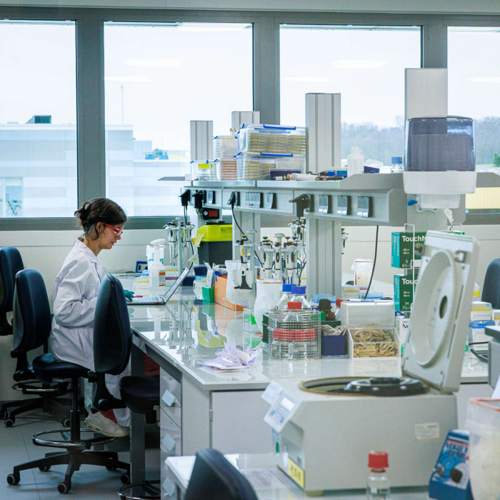 femme travaillant dans laboratoire