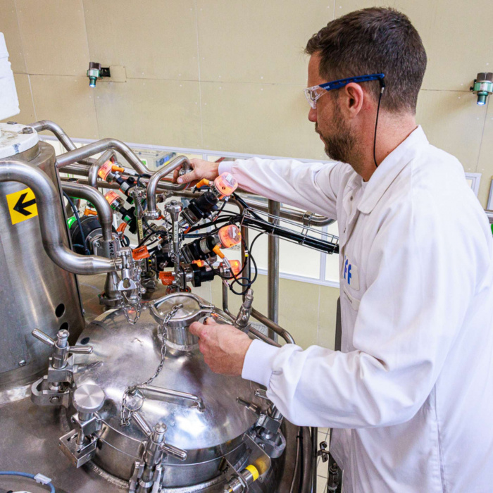 homme réglant une machine